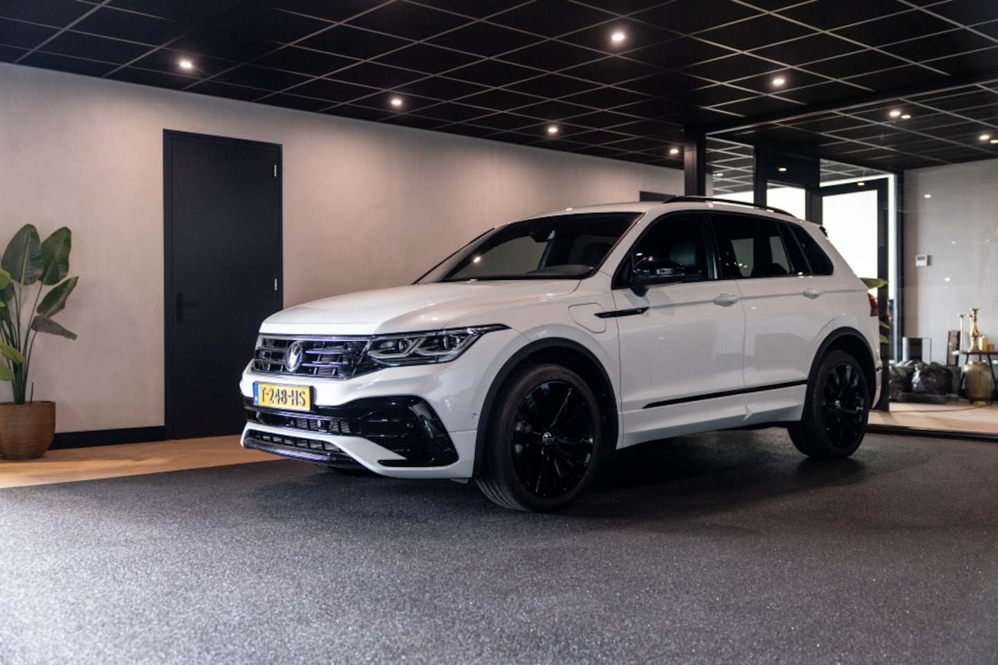 Volkswagen Tiguan - 1.4 TSI eHybrid R Line | Leder | Memory | 360 Cam | Trekhaak | - AutoWereld.nl