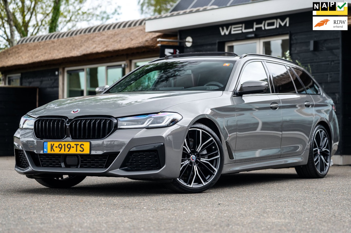 BMW 5-serie Touring - 520d High Executive M-Pakket I Pano I Trekhaak I Laser I - AutoWereld.nl