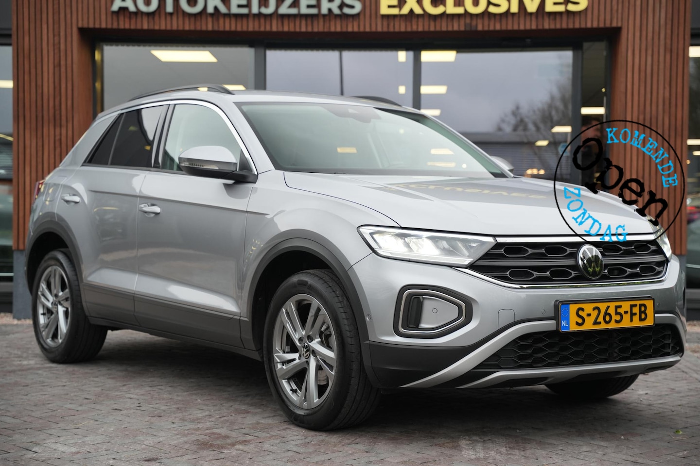 Volkswagen T-Roc - 1.0 TSI Life Adaptive Cruise Virtual Dashb. Camera PDC Airco Trekhaak - AutoWereld.nl