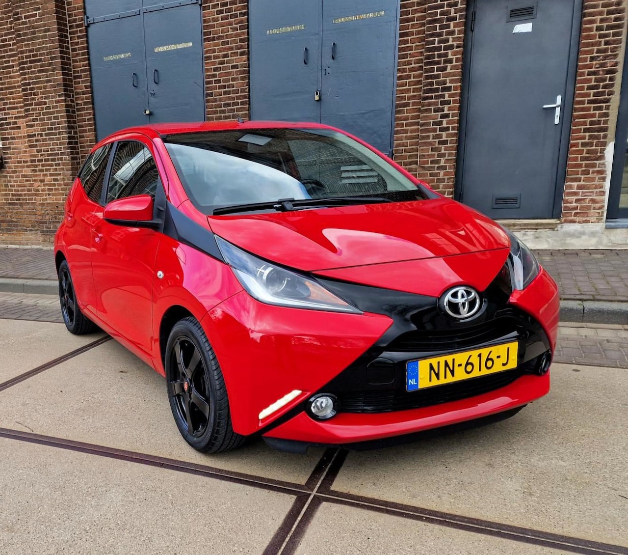 Toyota Aygo - 1.0 VVT-i x-play Apple carplay , Camera, sportvelgen - AutoWereld.nl