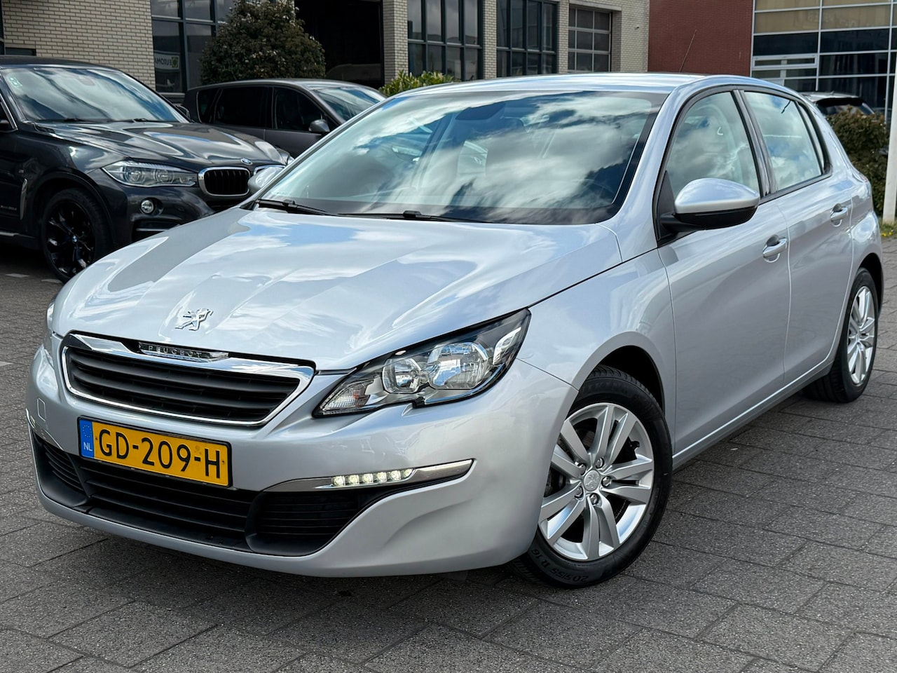 Peugeot 308 - 1.2 PureTech Active l NAVI l TREKHAAK - AutoWereld.nl
