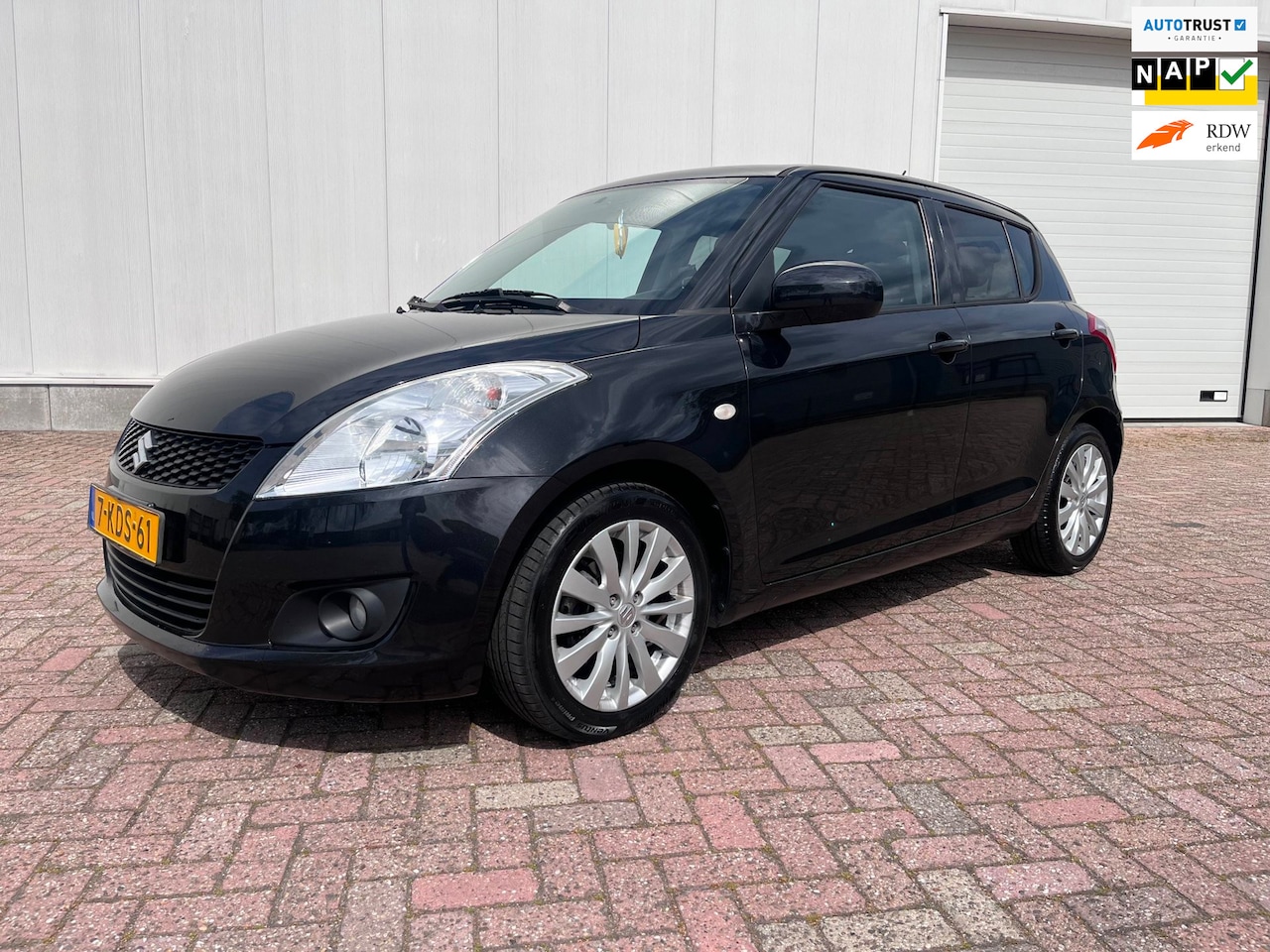 Suzuki Swift - 1.2 Exclusive EASSS stoelverwarming airco navigatie 5 deurs 2013 - AutoWereld.nl