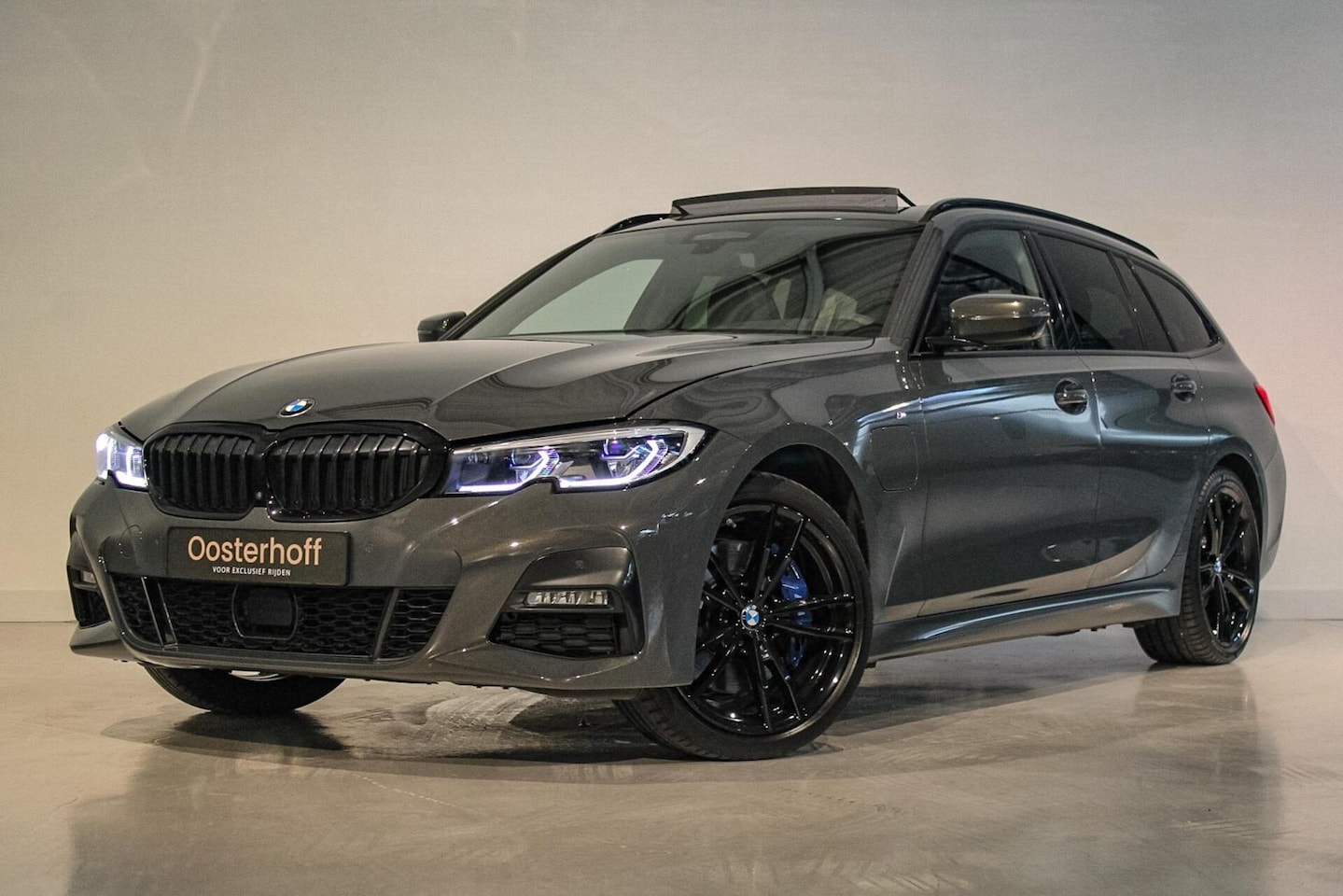 BMW 3-serie Touring - 330e xDrive High Executive M-sport PANO - AutoWereld.nl