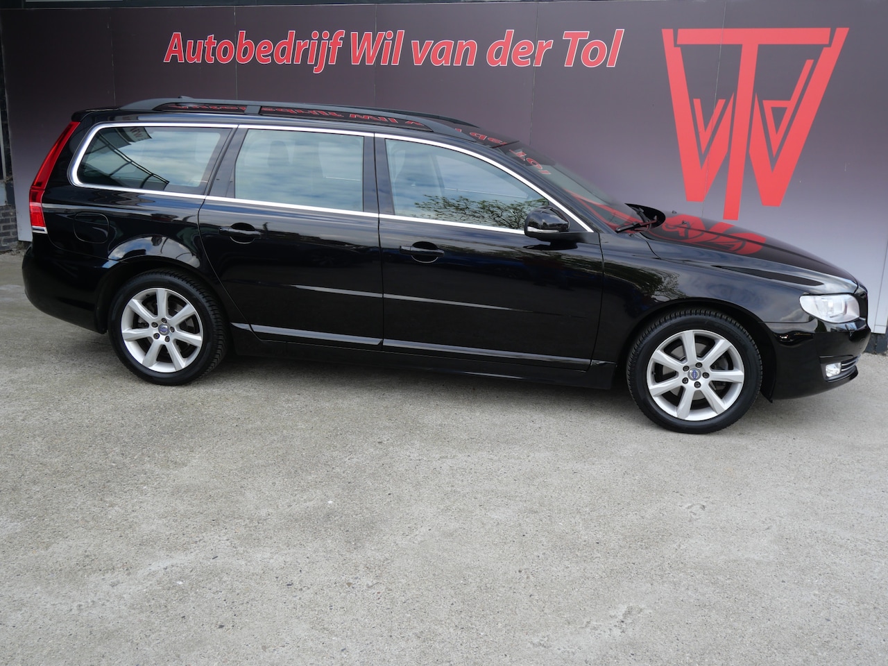 Volvo V70 - 2.0 T4 POLAR+ | LEER | XENON | TREKHAAK | RIEM V.V | APK 11-2026!! - AutoWereld.nl