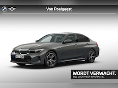 BMW 3-serie - Sedan 330e M-Sport / 18 inch / Trekhaak / Stoelverwarming