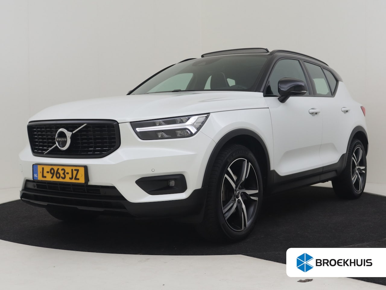 Volvo XC40 - 1.5 T3 R-Design 163 Pk AUT | Glazen Panoramadak | Rondomzicht camera |  Cruise control ada - AutoWereld.nl