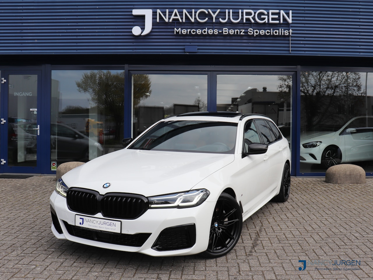 BMW 5-serie Touring - 530i xDrive | M-Sport | Pano | Luchtvering | 4 Wiel Besturing | Leer | Ambiente | 20" LM V - AutoWereld.nl
