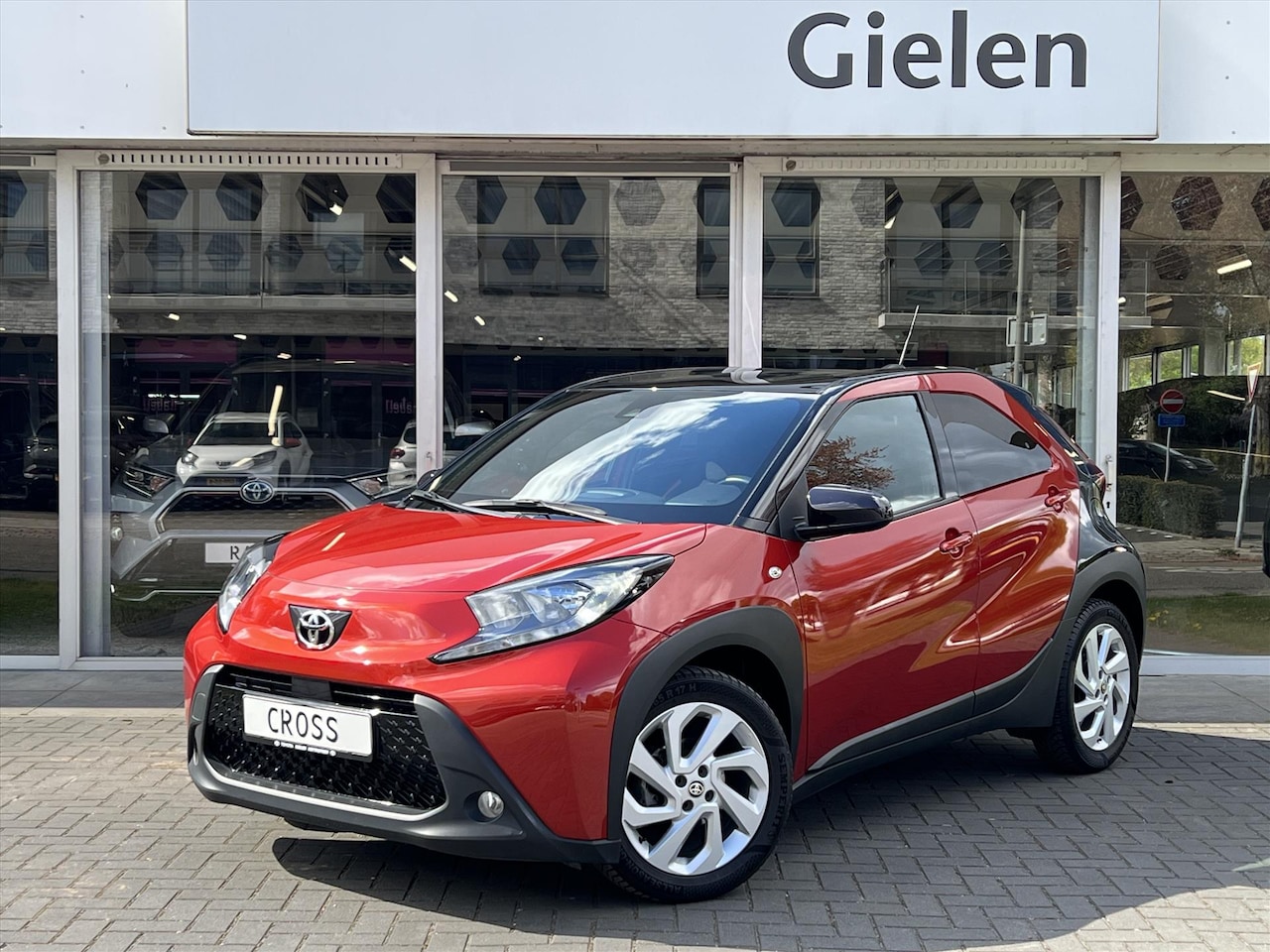 Toyota Aygo X - 1.0 VVT-i MT Pulse | Bi-Tone Chili red, Stoelverwarming, Airco, Apple CarPlay/Android Auto - AutoWereld.nl