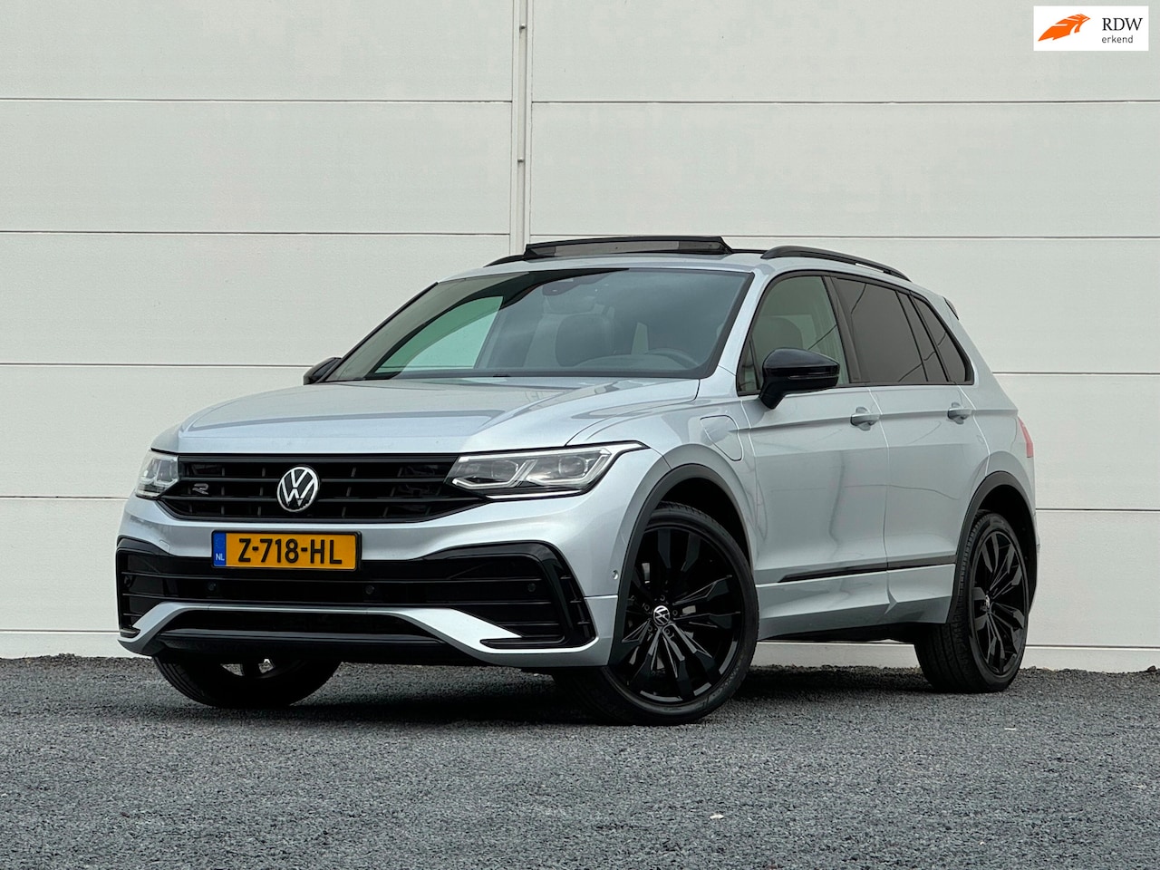 Volkswagen Tiguan - 1.4 TSI eHybrid R-Line Pano HUD Black edition Camera Stoel+Stuurverwarming Dodehoekdetecti - AutoWereld.nl