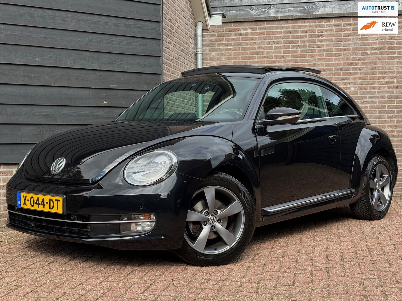 Volkswagen Beetle - 1.2 TSI Design BlueMotion | Automaat | Pano | PDC | Leder | Navi - AutoWereld.nl