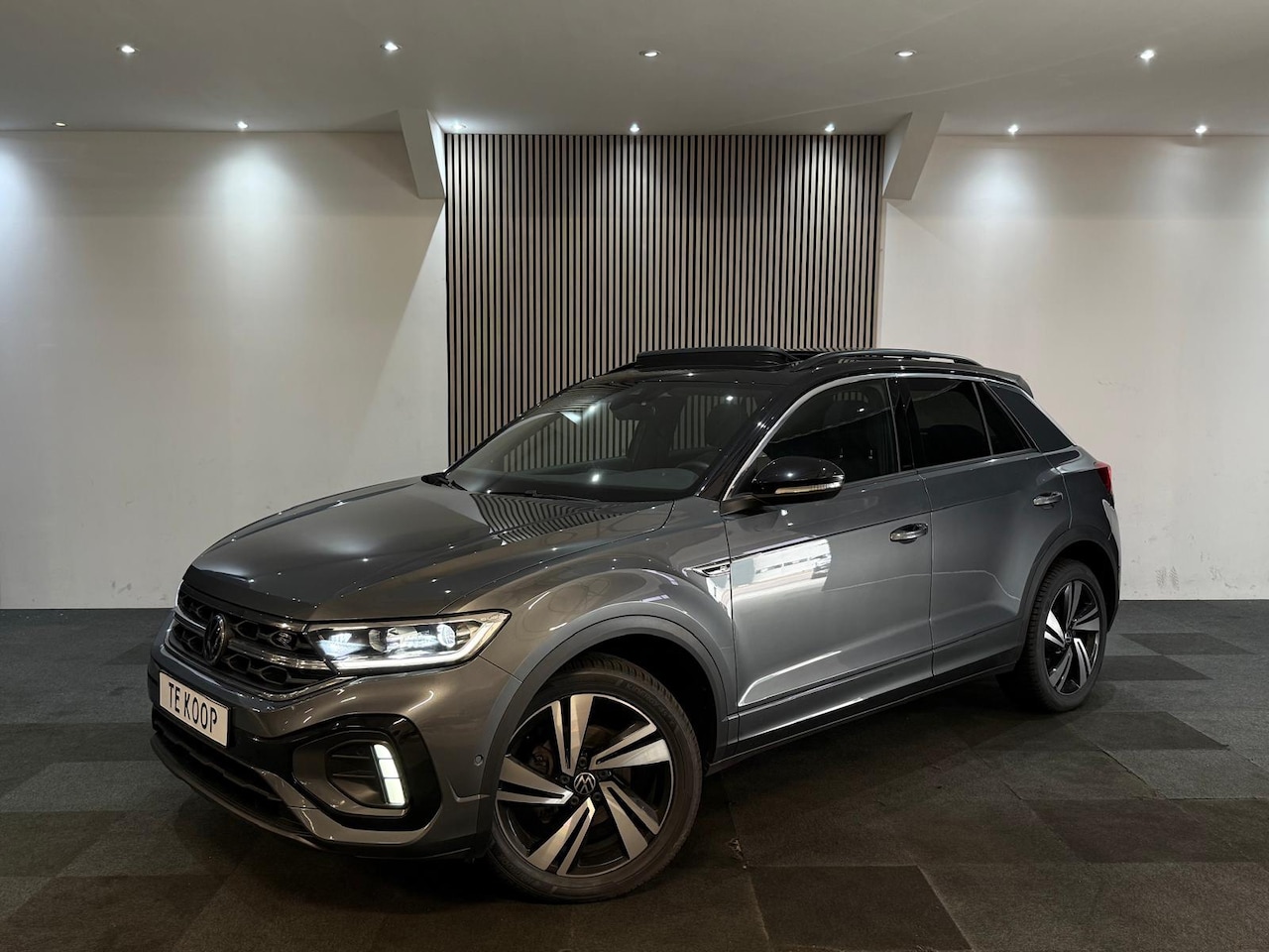 Volkswagen T-Roc - 1.5 TSI R-Line Pano l Keyles l Camera l ACC l IQ l Blindspot l Stoelverwarming l BomVol! - AutoWereld.nl