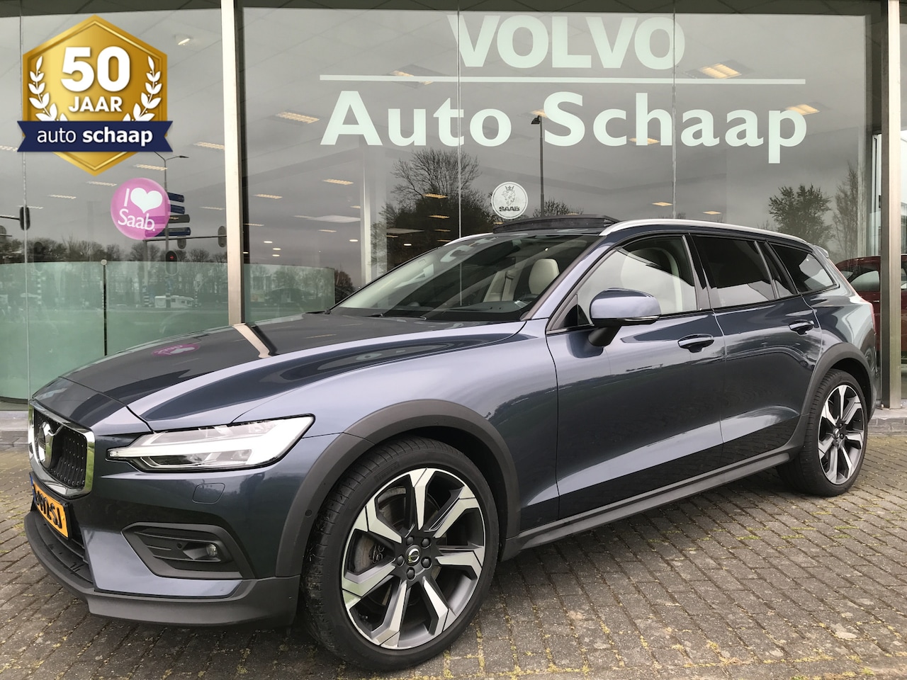 Volvo V60 Cross Country - Automaat 2.0 B5 AWD Pro | Rijklaar incl garantie |  Panoramadak Darktint Sportstoel B/W au - AutoWereld.nl