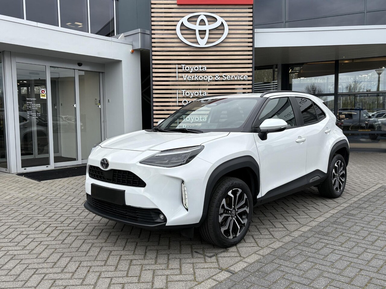 Toyota Yaris Cross - 1.5 Hybrid 115 First Edition STOEL/STUURVERW KEYLESS LM-VELGEN DRAADLOOS-LADEN APPLE/ANDRO - AutoWereld.nl