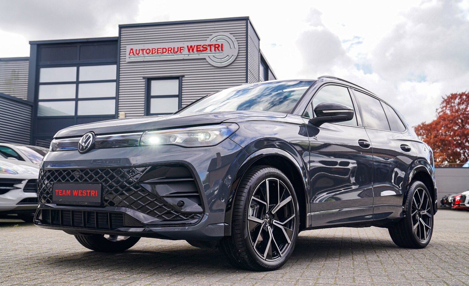 Volkswagen Tiguan - 1.5 eTSI R-Line Edition | 360 camera | Massage | Stuurwiel Verwarming | IQ Light | NIEUW - AutoWereld.nl