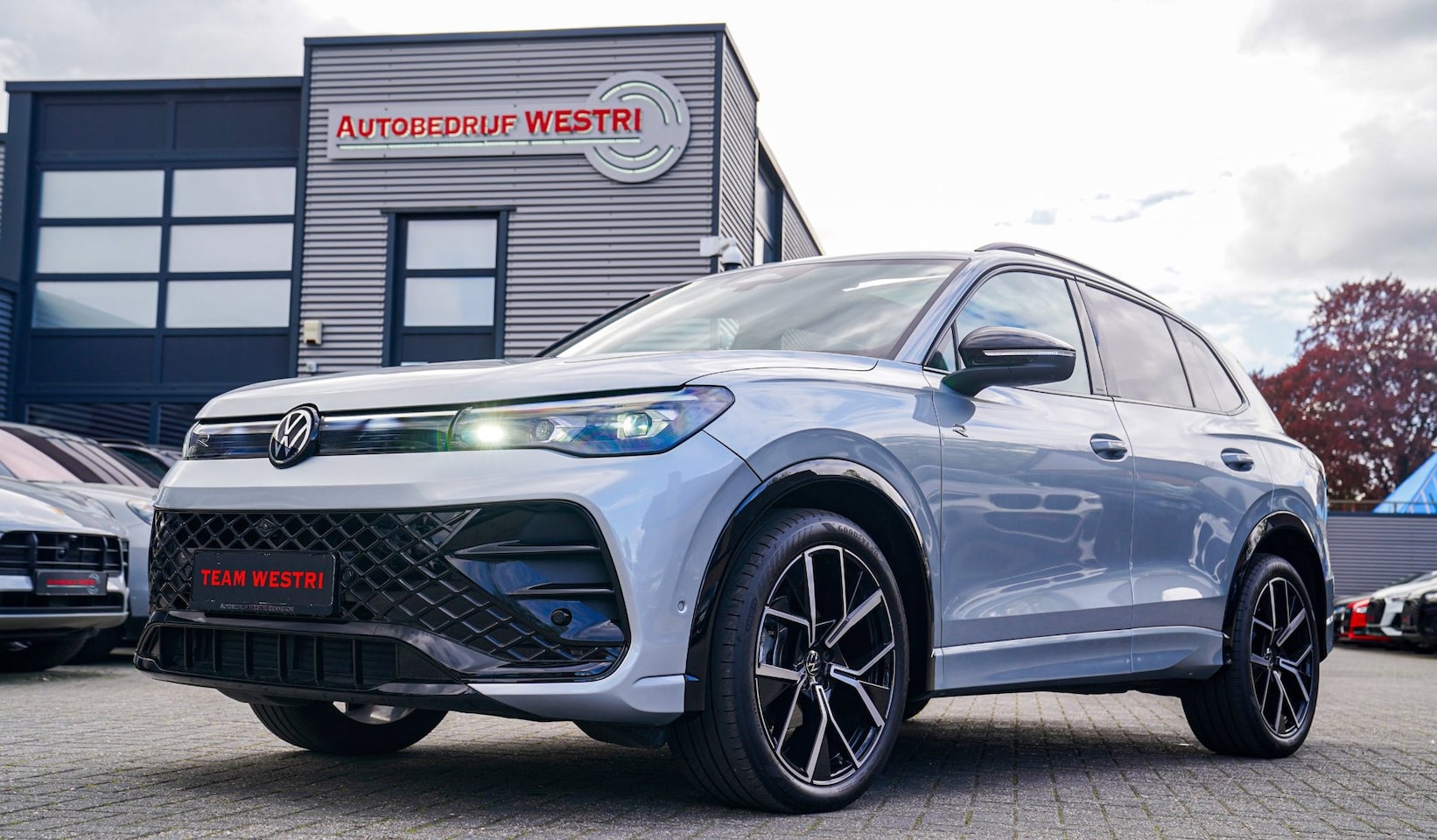 Volkswagen Tiguan - 1.5 eTSI R-Line Edition | 360 camera | Massage | Stuurwiel Verwarming | IQ Light | NIEUW - AutoWereld.nl