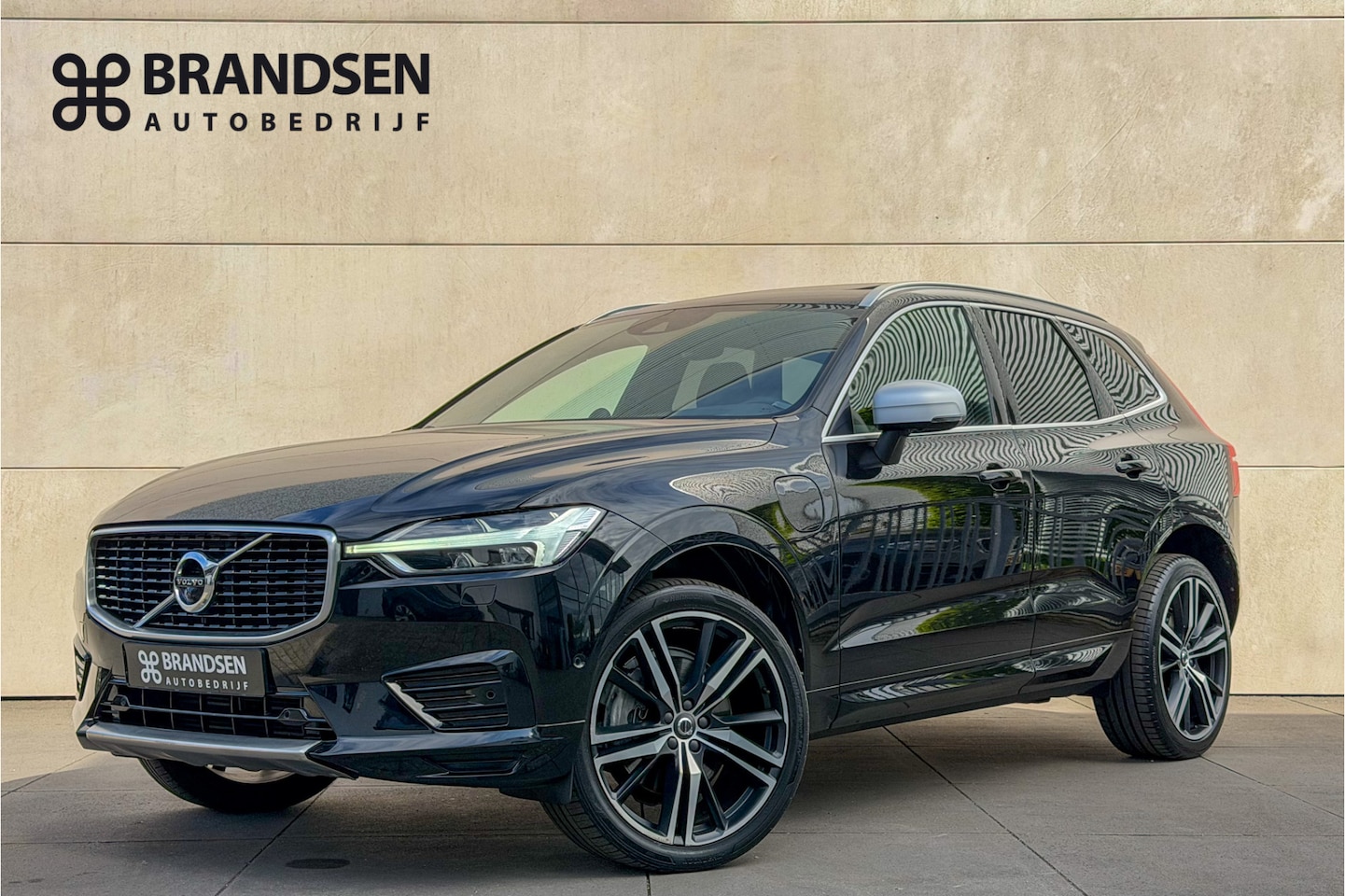 Volvo XC60 - 2.0 T8 Twin Engine AWD R-Design B&W-Massage-ACC-Luchtvering-21"Keyless-Trekhaak - AutoWereld.nl
