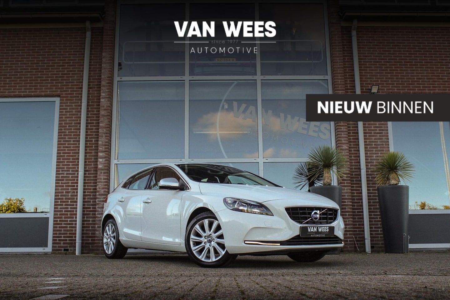 Volvo V40 - 2.0 D2 Momentum | NL auto | Sportstuur | Cruise control | Bluetooth | Navigatie | Climate - AutoWereld.nl