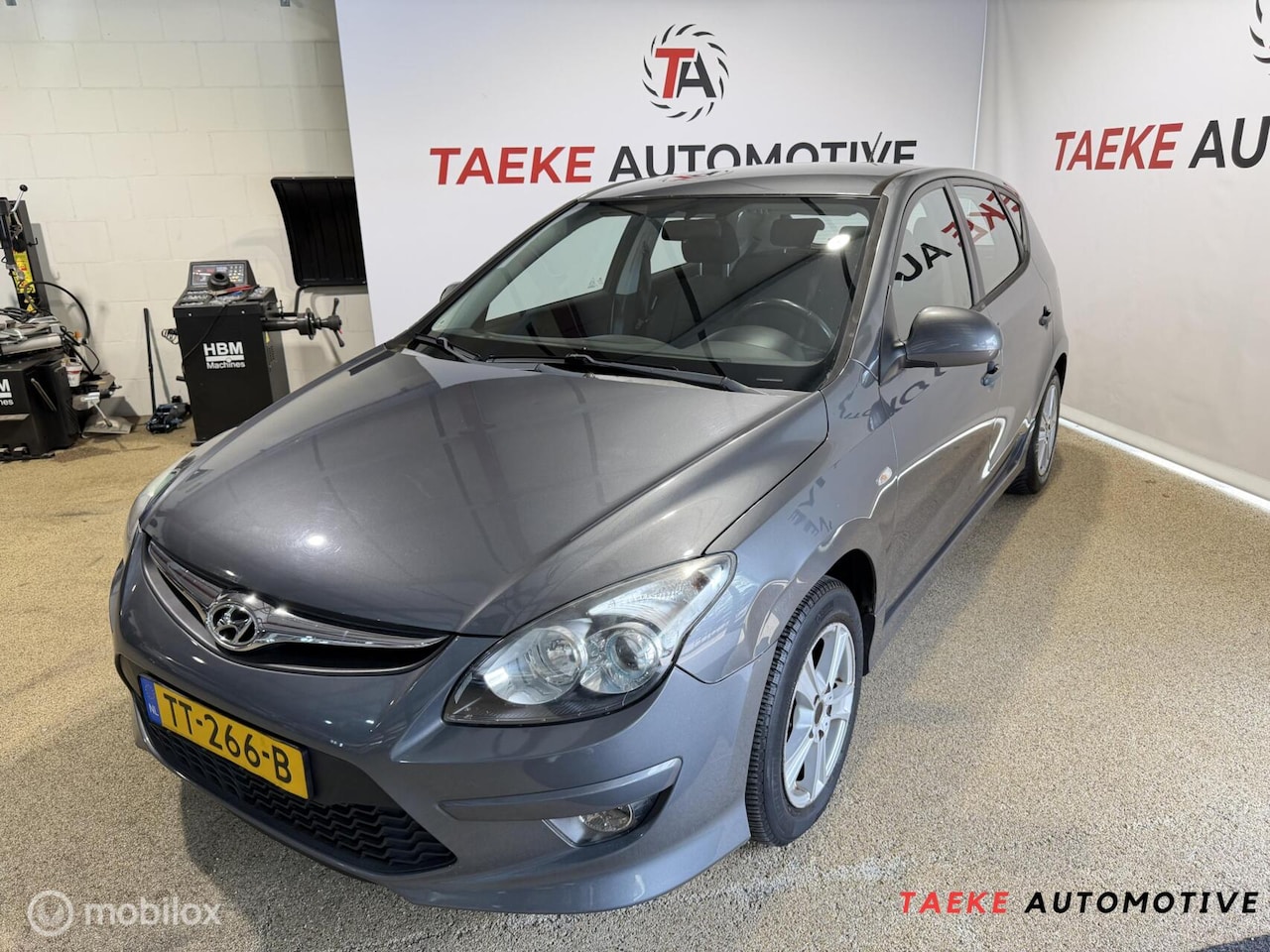 Hyundai i30 - 1.4i i-Drive Clima/Apk - AutoWereld.nl