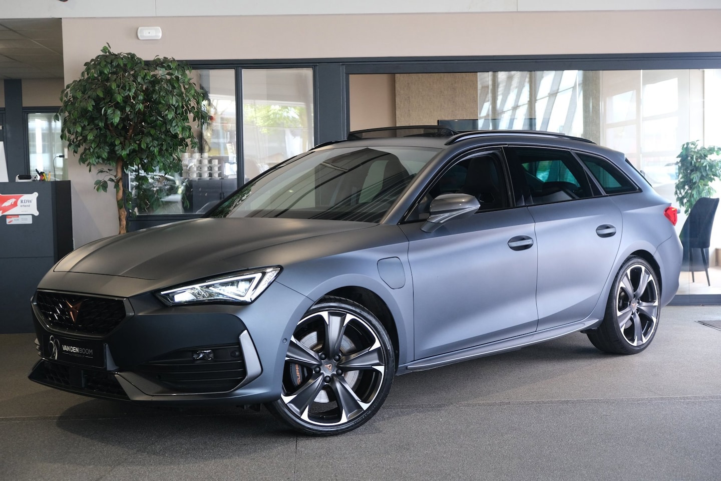CUPRA Leon Sportstourer - 1.4 e-Hybrid VZ 245PK MATT Pano Volleder Cam SuperSportStuur ACC - AutoWereld.nl