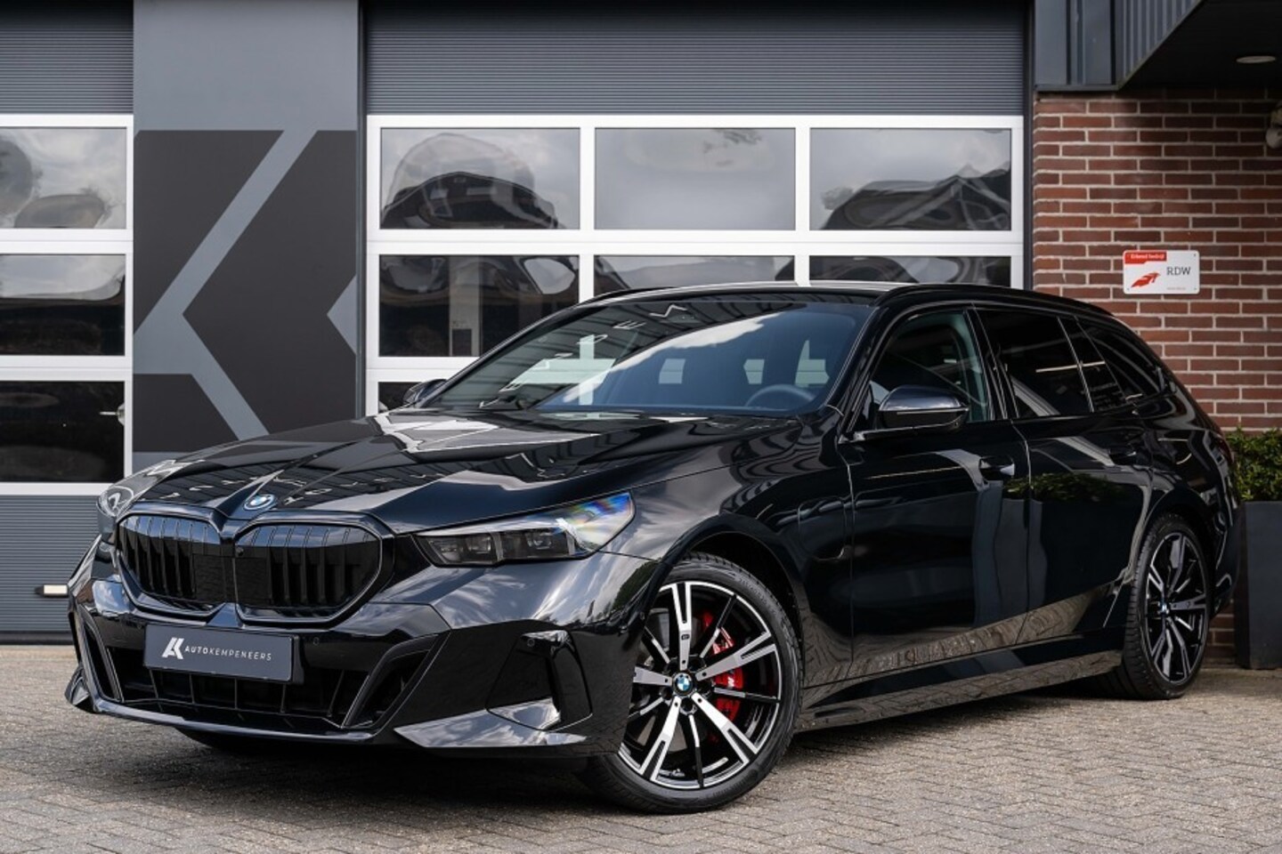 BMW 5-serie Touring - 550e xDrive M Sport Pro | Panorama | Harman/Kardon | Driving Ass. Plus | Trekhaak | 4-Wiel - AutoWereld.nl