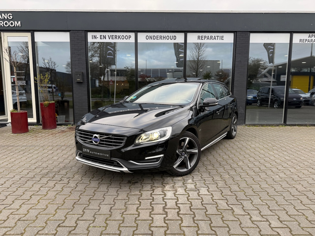 Volvo V60 - 2.4 D6 Twin Engine R-Design 2.4 D6 Twin Engine R-Design (export) - AutoWereld.nl