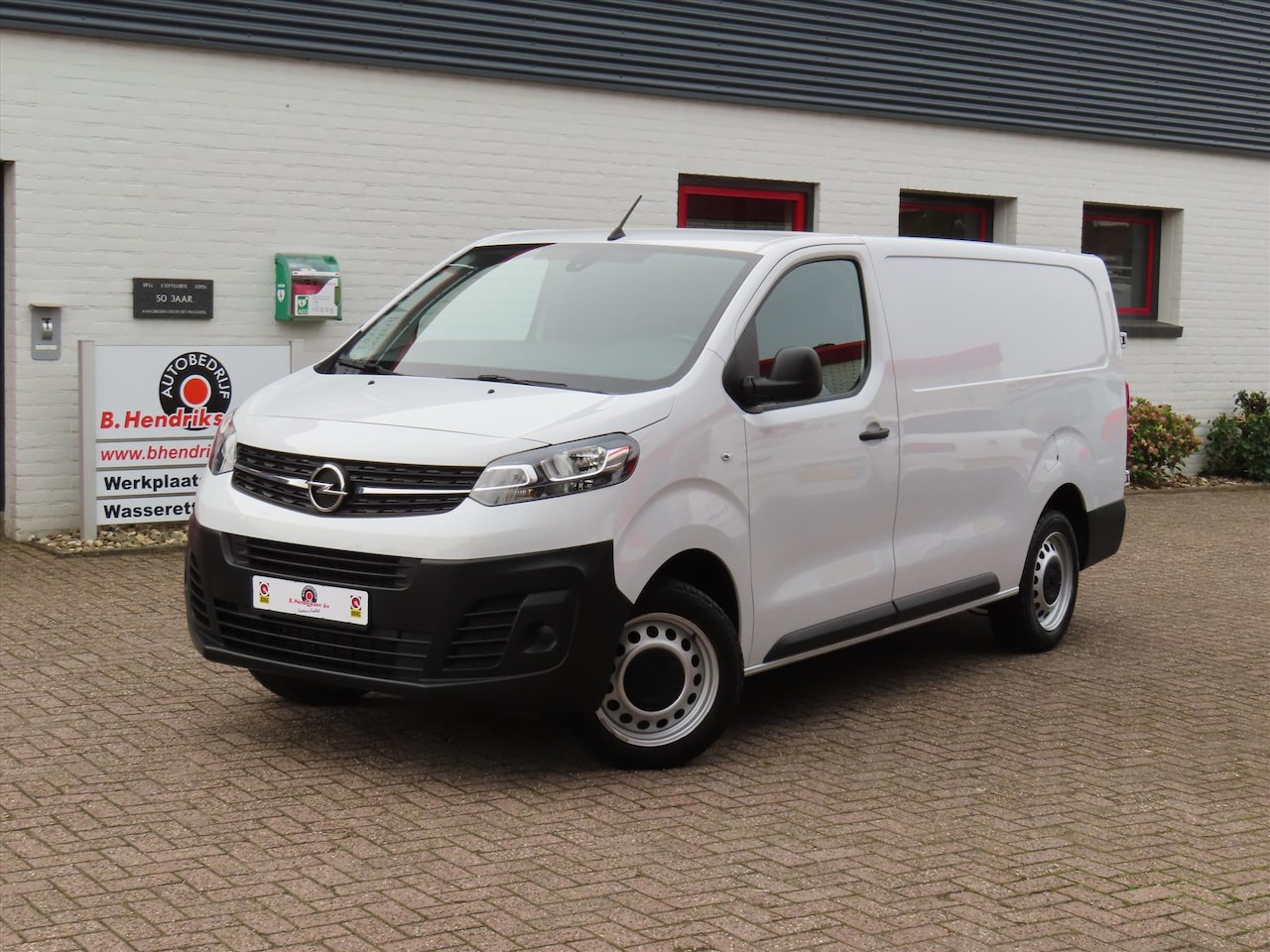 Opel Vivaro - GB 2.0 Diesel 145pk L3/ Apple Carplay/ Airco/ Vloer + wandplaten/ 3 Zitplaatsen/ Cruise co - AutoWereld.nl