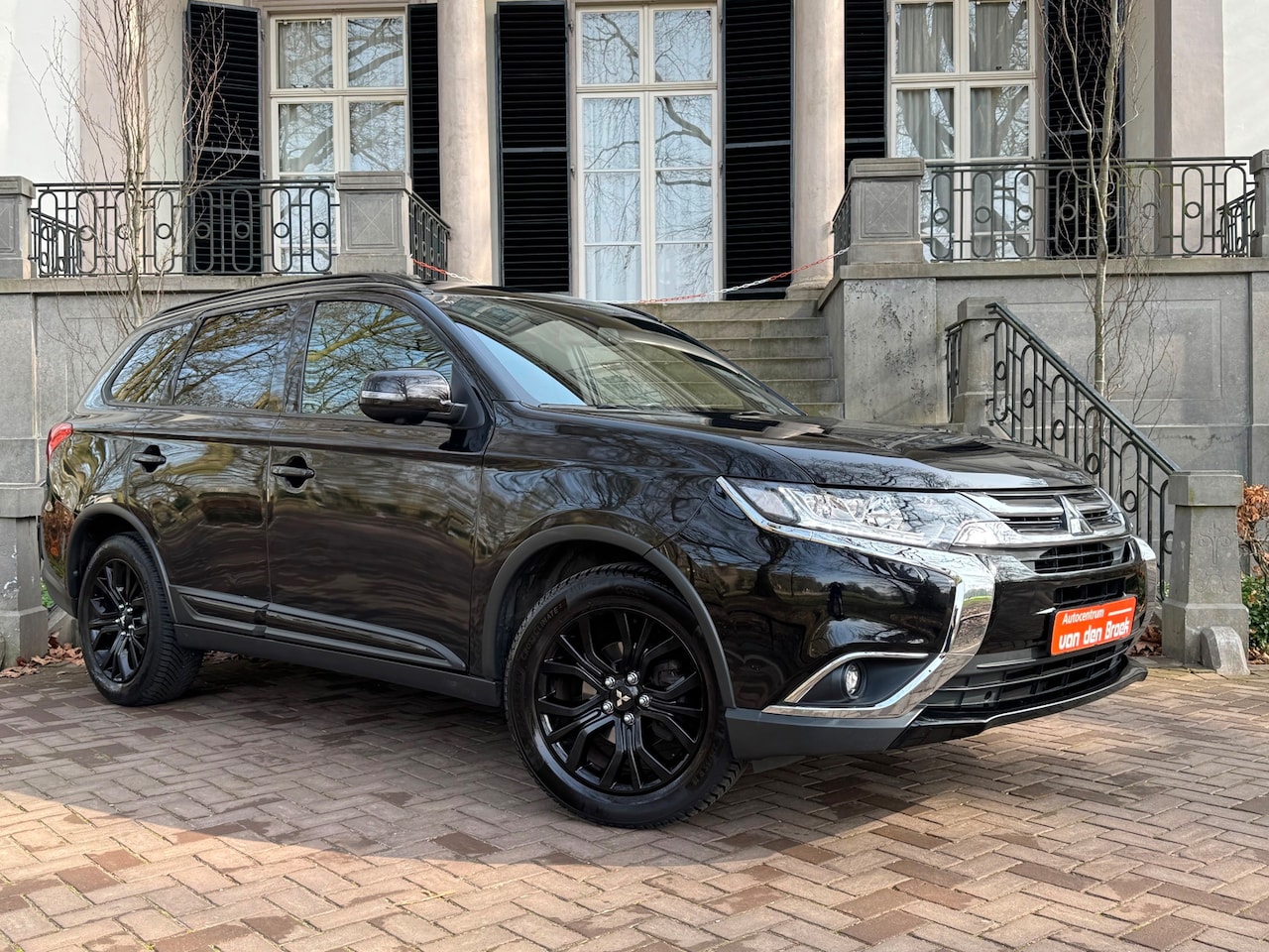 Mitsubishi Outlander - 2.0 Instyle+ 4WD 7P Automaat BLACK-LINE Navi Sch-Dak 360C Camera Trekhaak - AutoWereld.nl