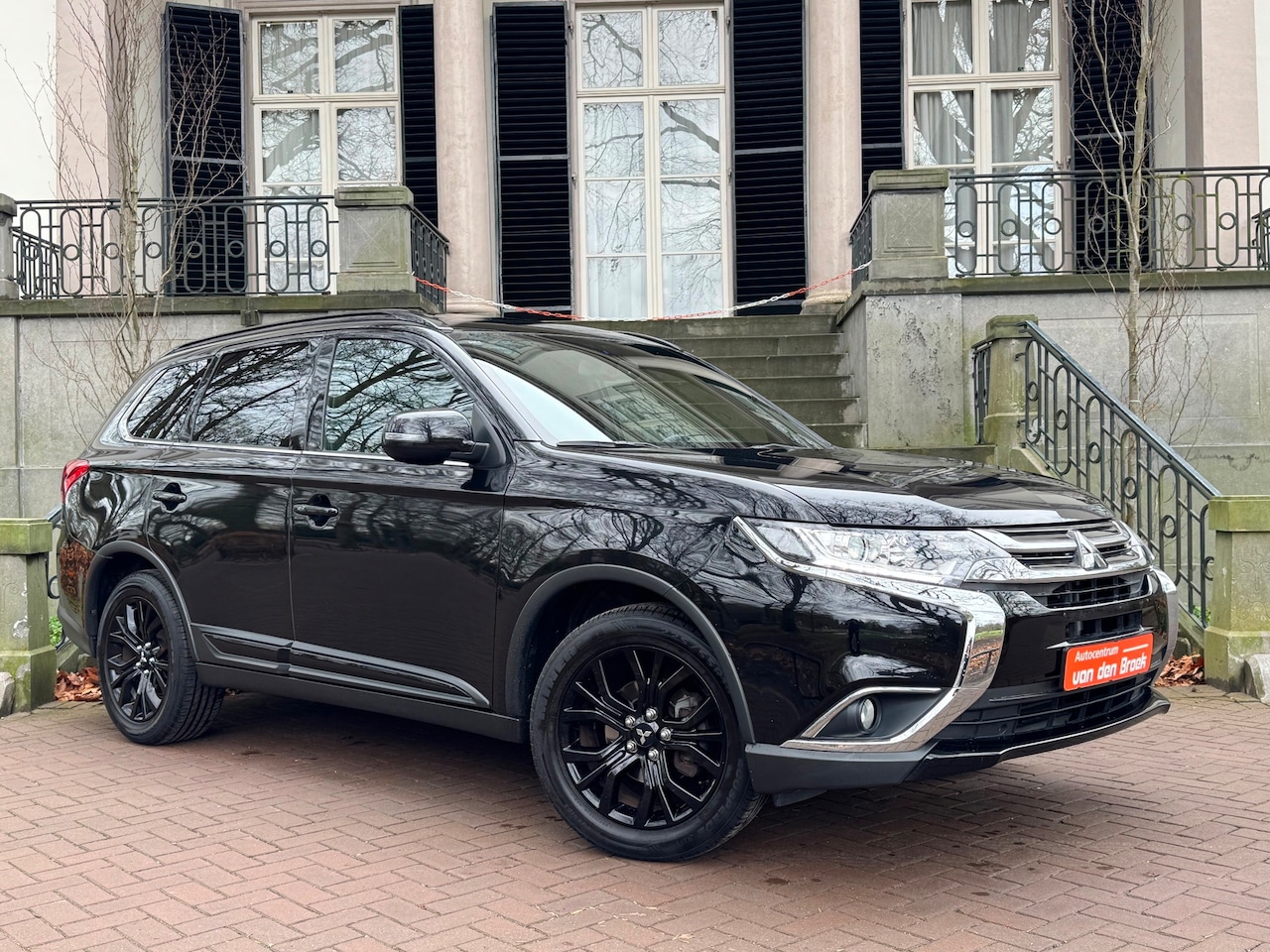 Mitsubishi Outlander - 2.0 Instyle+ 7Persoons Automaat Leder Sch-Dak Navi Camera Pdc Climate Cruise Ctr Stoelverw - AutoWereld.nl