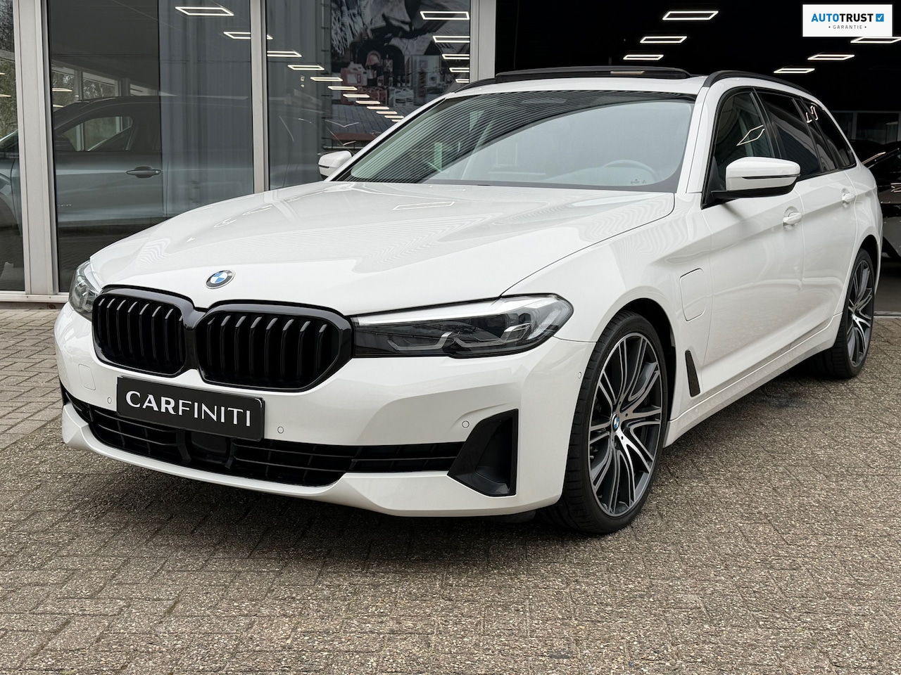 BMW 5-serie Touring - 530e xDrive Executive / Navi / Climate / Camera / Panormadak / Leder / 20"breedset - AutoWereld.nl