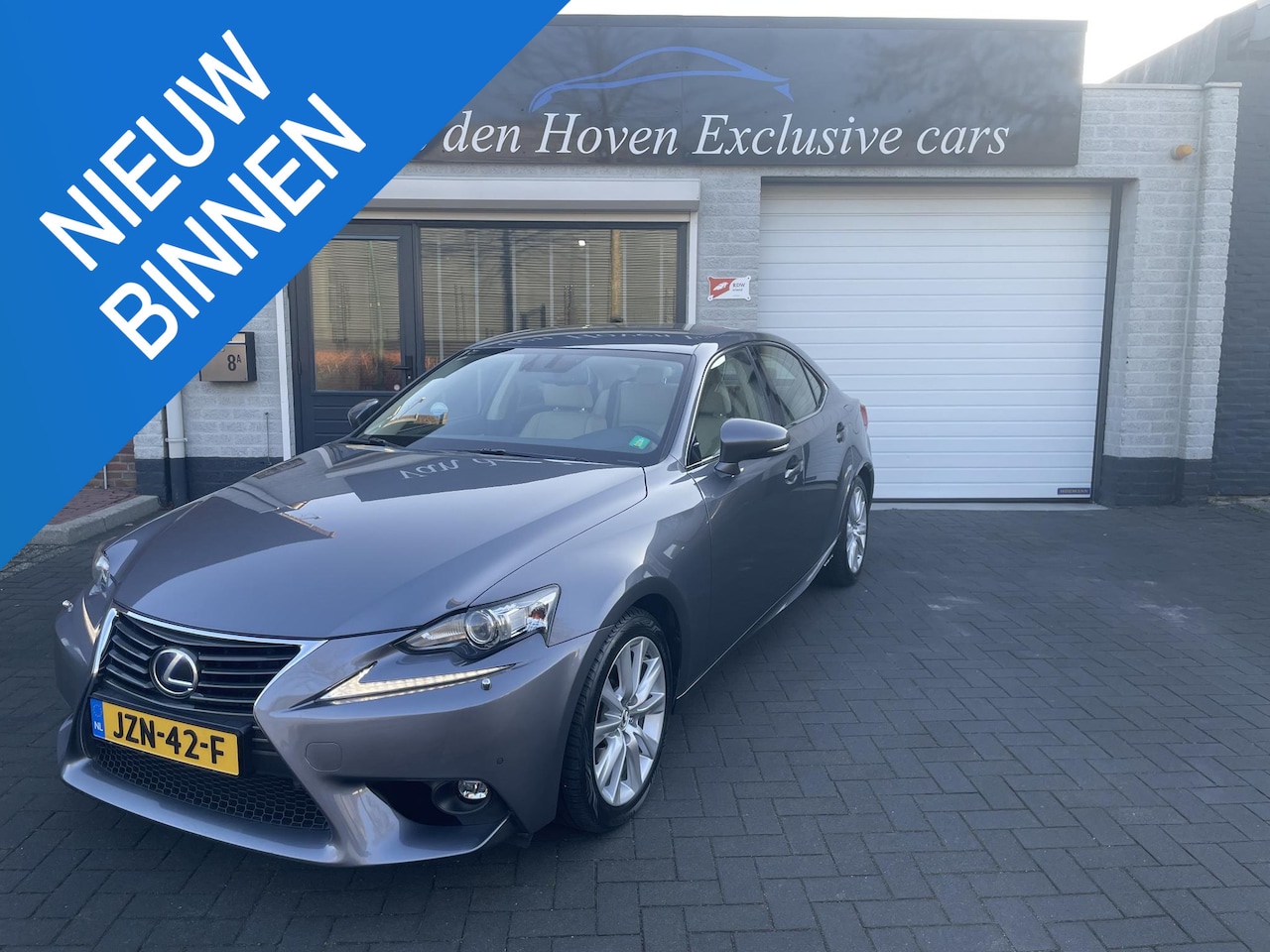 Lexus IS - 300h Business Line Pro Hybrid Dealer onderhouden Leder,Navi,PDC,Led. - AutoWereld.nl