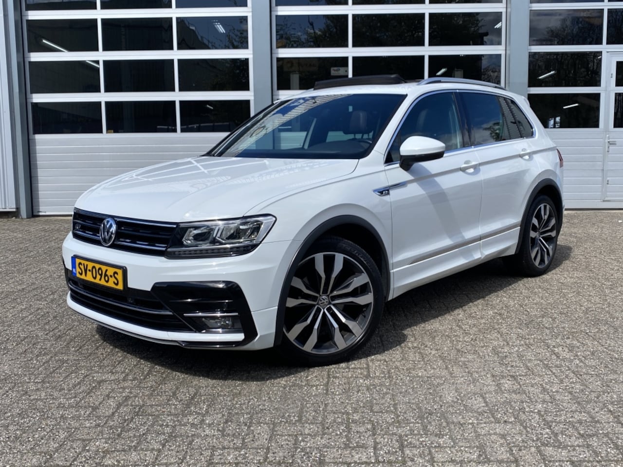 Volkswagen Tiguan - 1.4 TSI 4M R-Line/Pano/20inch/Carplay/VirtualCockpit/Stoelverw. - AutoWereld.nl