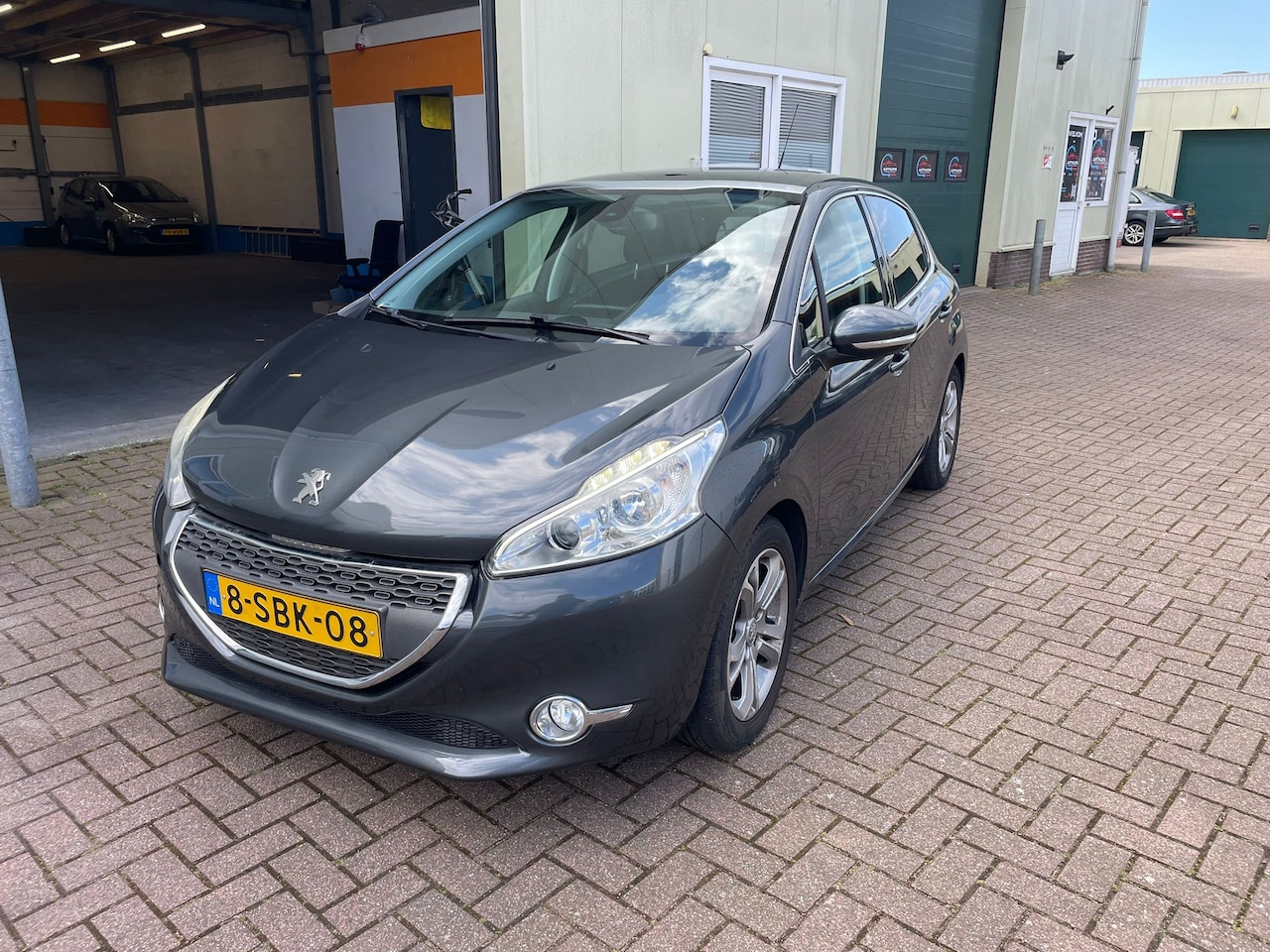 PEUGEOT 208