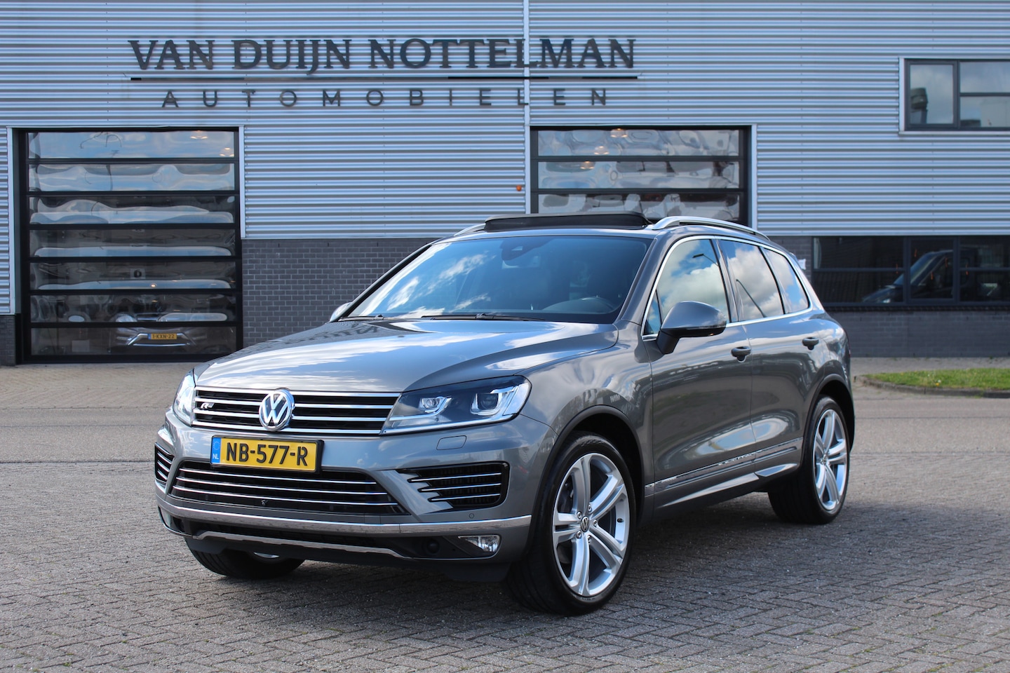 Volkswagen Touareg - 3.0 TDI R-line / Panoramadak / Keyless / N.A.P. - AutoWereld.nl