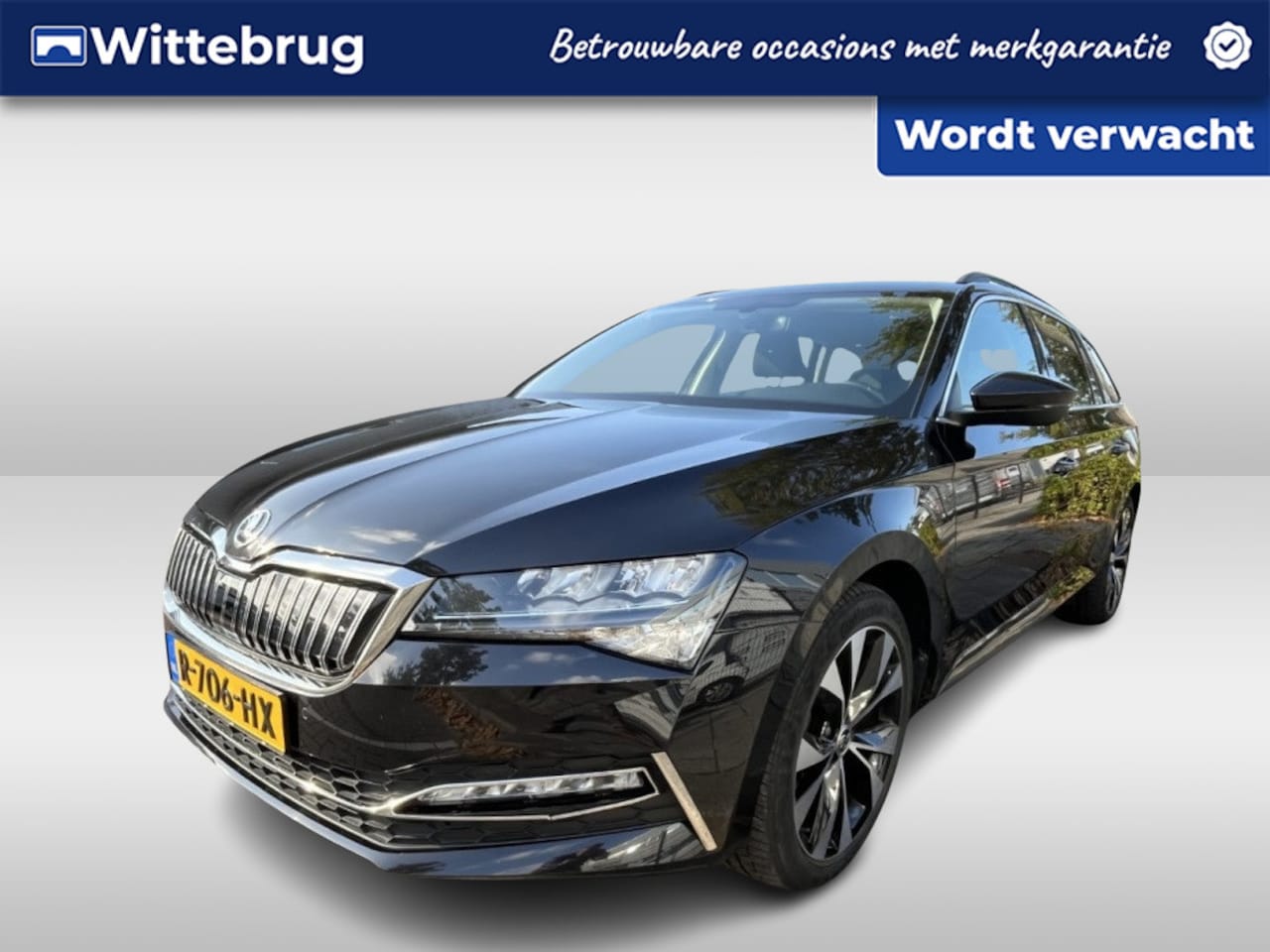 Skoda Superb Combi - 1.4 TSI iV 218pk Business Edition DSG Automaat 18"LM Velgen / Stoelverwarming / Comfortzet - AutoWereld.nl