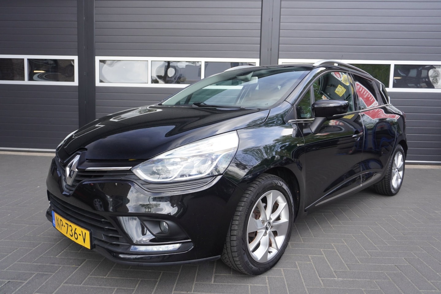 Renault Clio Estate - 0.9 TCe Limited Airco/Navi/Cruise/Trekhaak/Park.sensoren - AutoWereld.nl