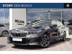 BMW 5-serie Touring - 530e M Sport Automaat / Trekhaak / Achteruitrijcamera / Adaptieve LED / Stoelverwarming /