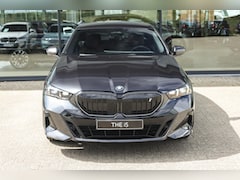 BMW i5 - eDrive40 M Sport / Achteruitrijcamera / Adaptieve LED / Parking Assistant / Stoelverwarmin