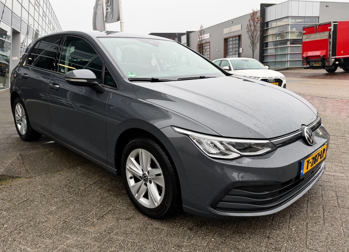 Volkswagen Golf - | 64.138 km | Adaptieve cruise control | Parkeercamera | LED | Navigatie | Clima | Carplay - AutoWereld.nl