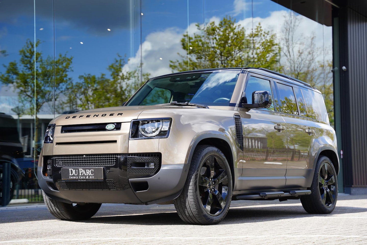 Land Rover Defender 110 - P 400 110 BENZINE HSE 7p. / 22 Inch / NL-Auto - AutoWereld.nl