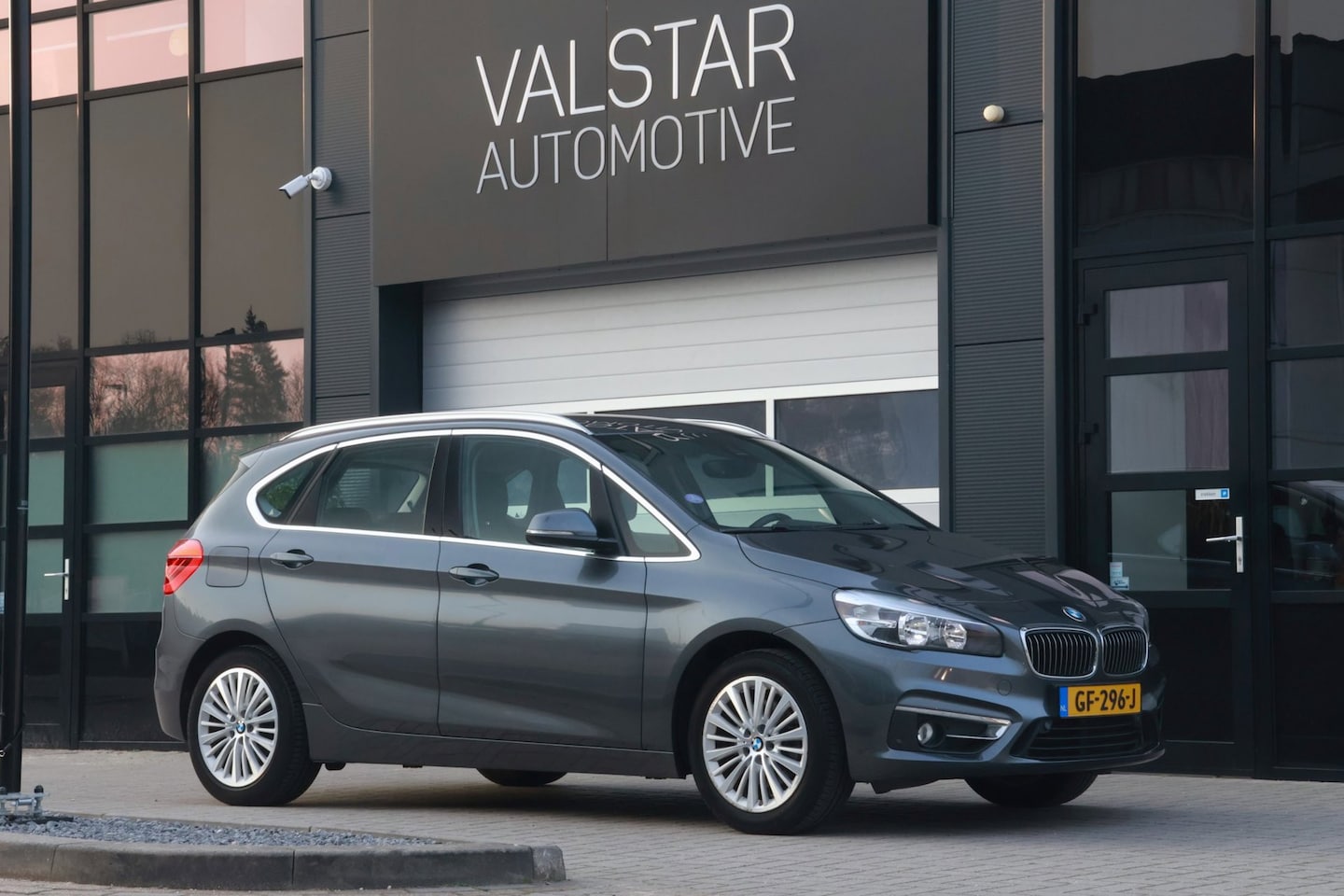 BMW 2-serie Active Tourer - 220i Luxury | Trekhaak | Camera | 192 PK! - AutoWereld.nl