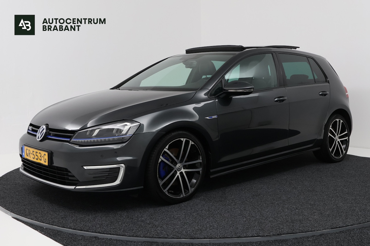 Volkswagen Golf - 1.4 TSI GTE (PANORAMADAK, STOELVERWARMING, CAMERA, NAVIGATIE, CARPLAY, PARKEERSENSOREN) - AutoWereld.nl