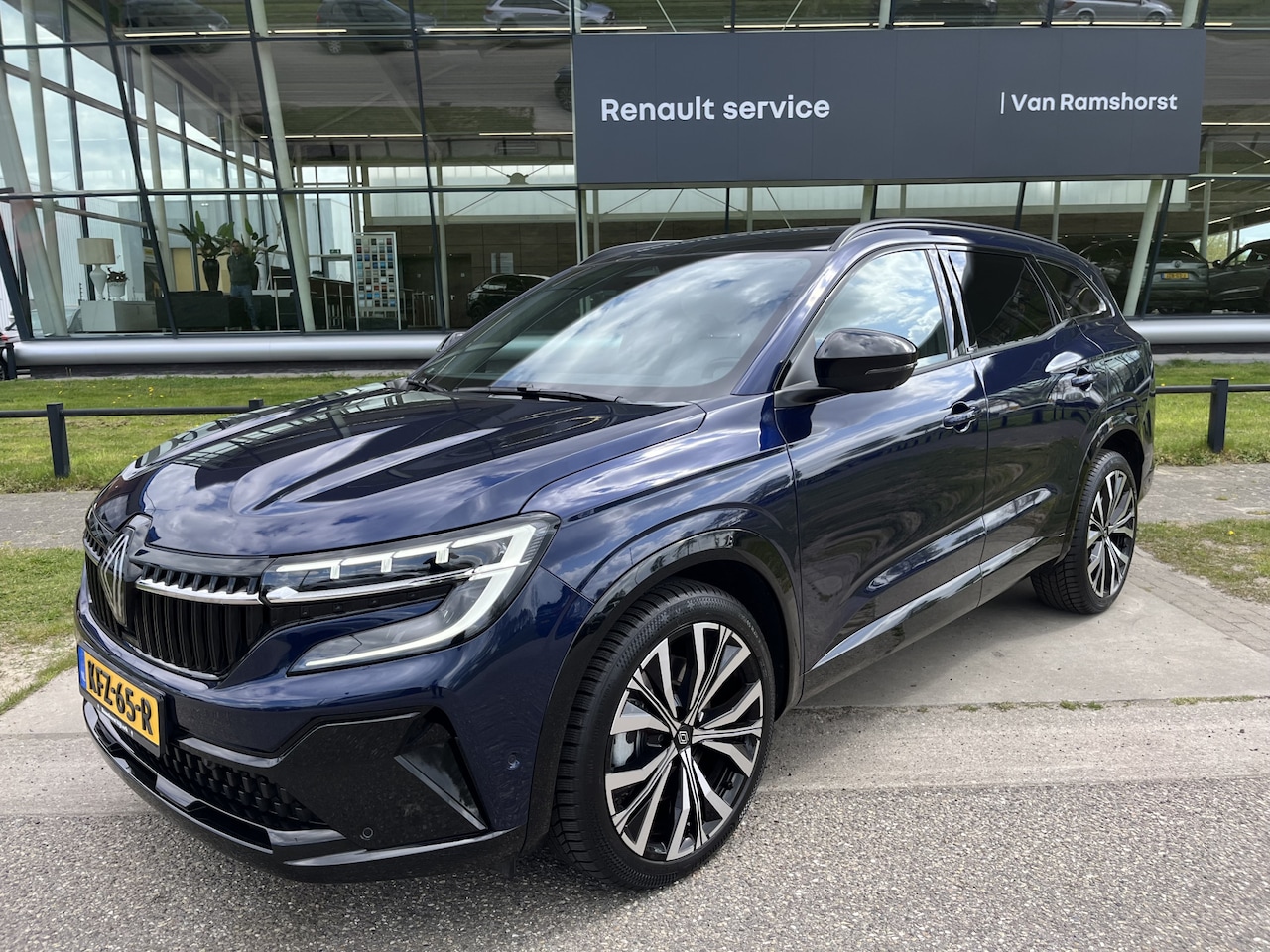 Renault Espace - E-Tech full hybrid 200PK iconic / Panorama/ 360 Camera / Winterpakket / 4-Control / PDC V+ - AutoWereld.nl