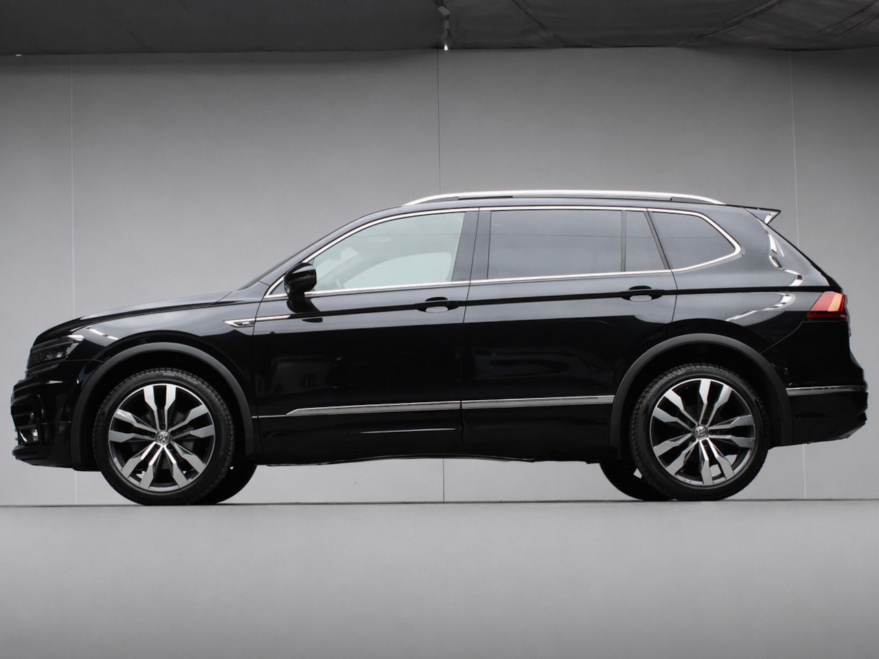 Volkswagen Tiguan Allspace - 1.5 TSI Highline Business R 7p. (APPLECAR PLAY,PANORAMADAK,CAMERA,ALCANTARA,STOELVERWARMIN - AutoWereld.nl