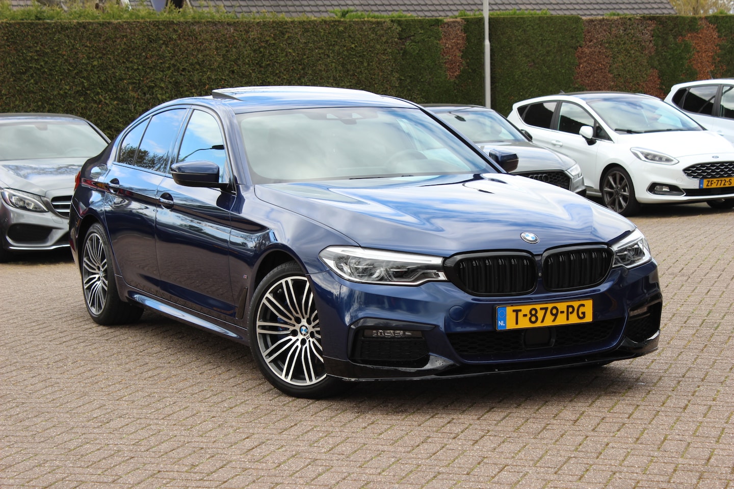 BMW 5-serie - 530e iPerformance High Exe. M Sport / Schuifdak / 360Camera / Head-up / Alcantara / 20'' / - AutoWereld.nl