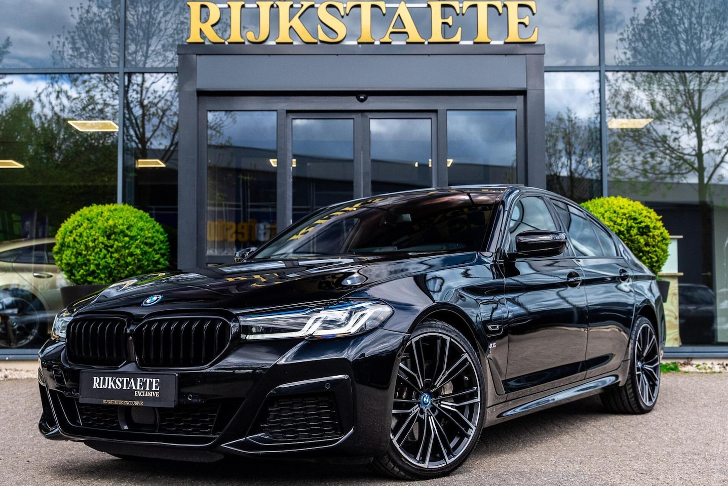 BMW 5-serie - 545e xDrive M-SPORT|PANO|360°|H&K|ACC|20'' - AutoWereld.nl