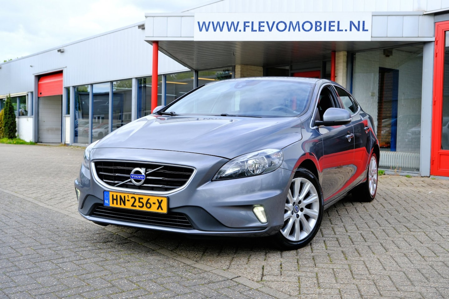 Volvo V40 - 2.0 D2 R-Design Navi|Leder-Alcantara|Clima|LMV - AutoWereld.nl