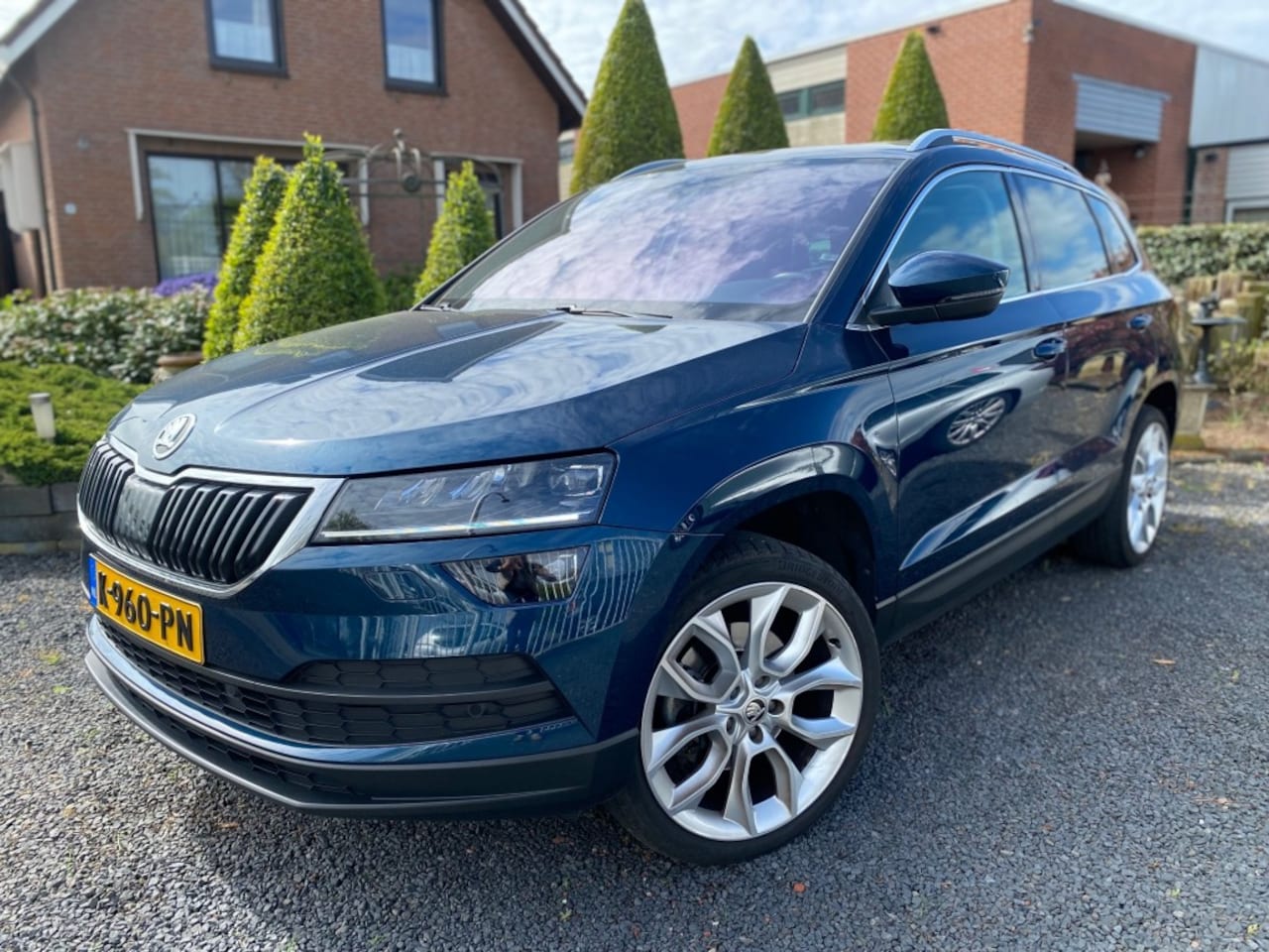 Skoda Karoq - 1.5 TSI DSG BNS.ED. PLUS Full Options Panoramadak Leer Alcantara Trekhaak ACC - AutoWereld.nl