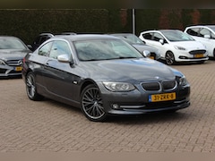 BMW 3-serie Coupé - 320i Corporate Lease Mineralgrey Ed. / Leder / Navigatie / 18'' / Parkeerhulp achter / Spo