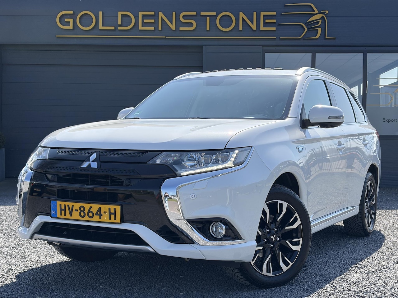 Mitsubishi Outlander - 2.0 PHEV instyle+ Camera 360°,Pano,Trekhaak,Dealer Onderhouden,Keyless,Leder,Stuurverw,Sto - AutoWereld.nl