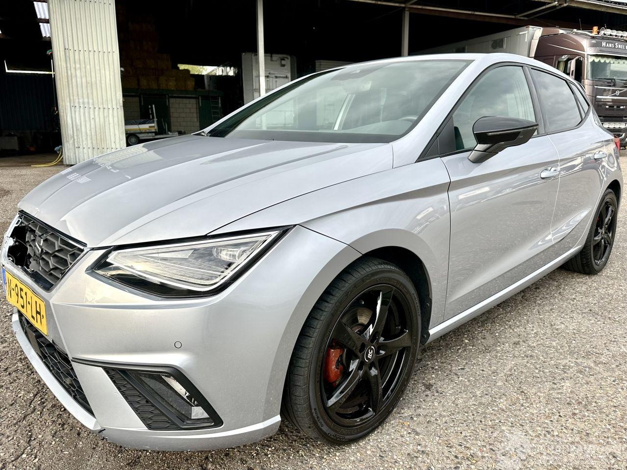 SEAT Ibiza - FR 1.0 TSI 110pk 7-traps aut + F1 5drs - nap - navi - camera - sfeerverl - front + line as - AutoWereld.nl